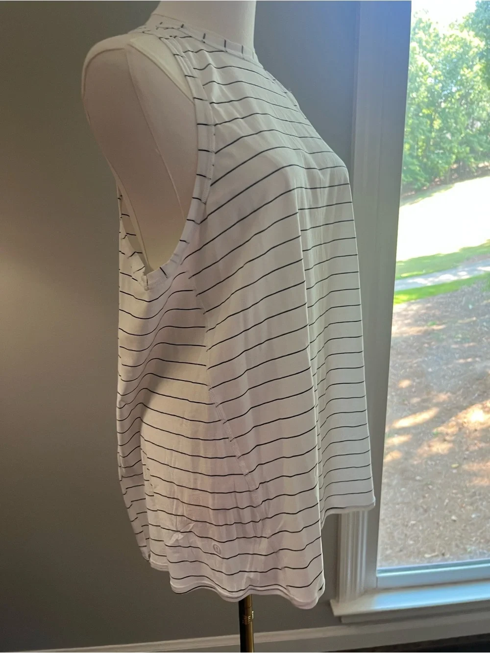 Lululemon Women’s Striped workout Up Tank - White/Black- open back - like new-10